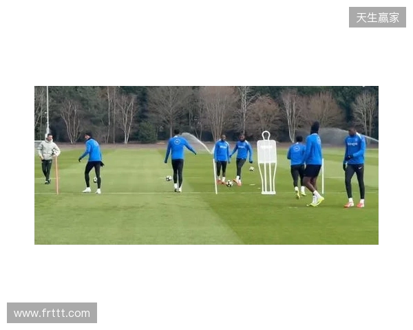 跟队:埃斯特旺参加了切尔西的公开训练,里斯、约恩森缺席
